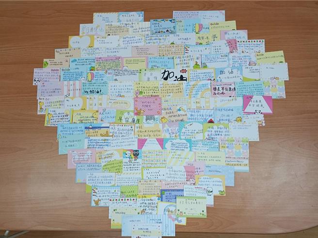 师生们写满一张张的小卡片，一起为吴姓男子集气。（校方提供）