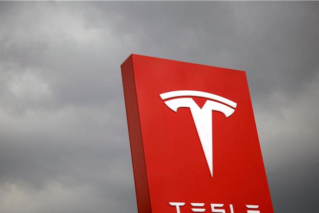 因擔憂環境汙染問題，德國數千名示威者走上街頭，抗議美國電動車製造商特斯拉在柏林郊外擴建工廠的計畫。（路透社）