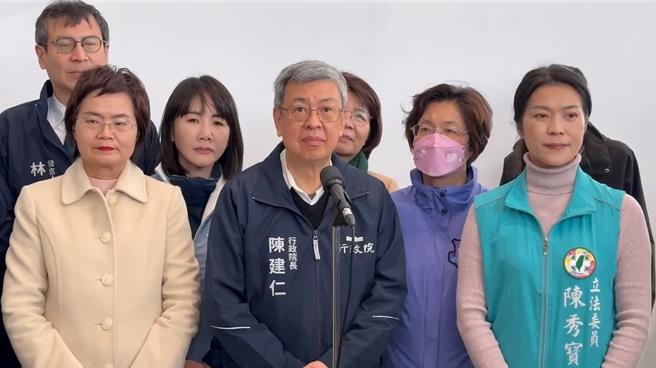 行政院长陈建仁（中）针对苏丹红风波表示，已要求各部会要在1个月内完成商品销售端的全面清查，严查严办。（孙英哲摄）