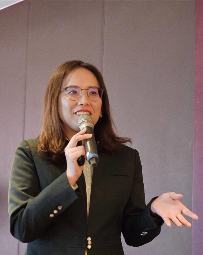 住商不动产企划研究室执行总监徐佳馨分析，近年中国在「房住不炒」的原则下有一系列的管控措施，衝击当地房巿，不过，2022年全国加中央几乎月月推出各式救巿措施，至2023年累计超过700多项后，房巿也在2023年回稳。（王莫昀摄）