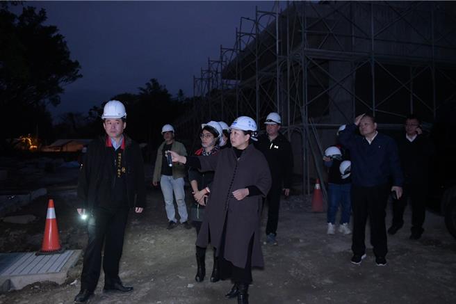 花莲县政府斥资7300万元兴建「环保餐具清洗中心」，县长徐榛蔚（前右）日前趁晚间空檔时间前往视察施工进度，确保工程能如期如质完工。（花莲县政府提供／罗亦晽花莲传真）