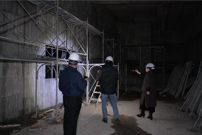 花莲县政府斥资7300万元兴建「环保餐具清洗中心」，县长徐榛蔚（右）日前趁晚间空檔时间前往视察施工进度，确保工程能如期如质完工。（花莲县政府提供／罗亦晽花莲传真）