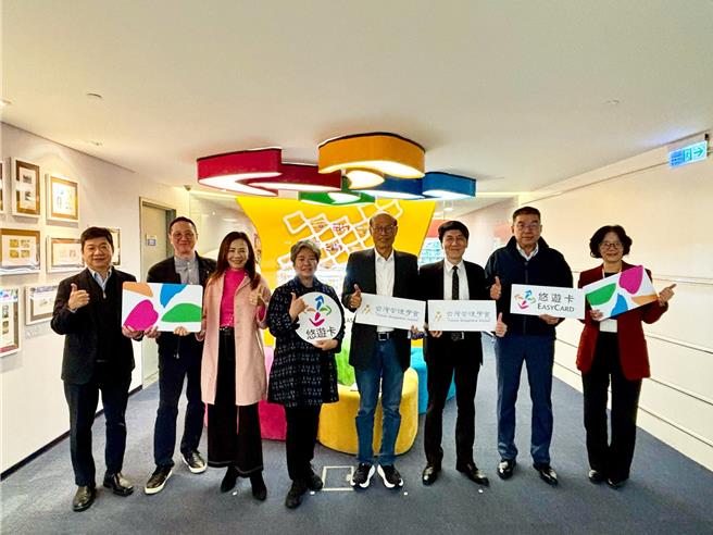 悠游卡投资控股公司陈淑娟董事长（左四）与台湾管理学会黄营杉理事长 （右四）台湾管理学会ESG执行长齐德彰博士（右三）共同主持ESG永续管理师课程开训典礼。（悠游卡投控公司提供／刘彦宜台北传真）