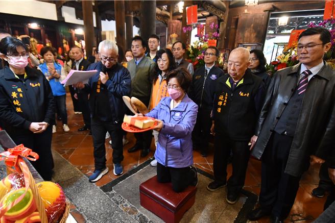 彰化县长王惠美（中）11曰在鹿港龙山寺向观世音菩萨及龙王尊神掷筊请示「龙王祭」活动办理日期，获得4个圣筊，择定5月12日为鹿港庆端阳龙王祭活动及龙舟下水典礼主法日期。（彰化县文化局提供／孙英哲彰化传真）