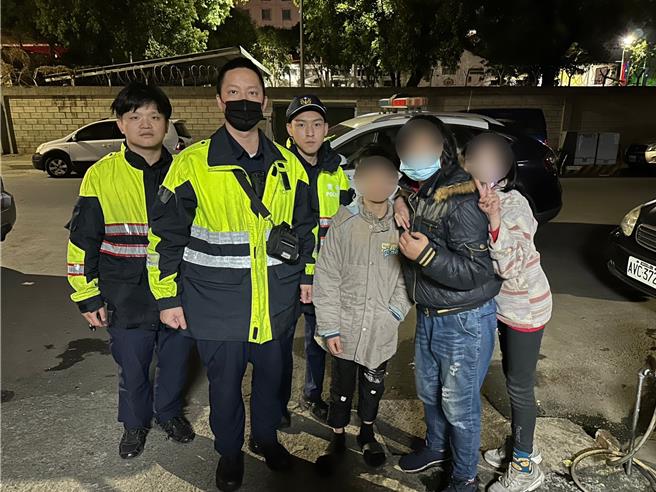 台中市警三分局受理男童走失案，經地毯式搜尋，在廟會尋獲男童，順利讓母子重逢。（警方提供／王煌忠台中傳真）