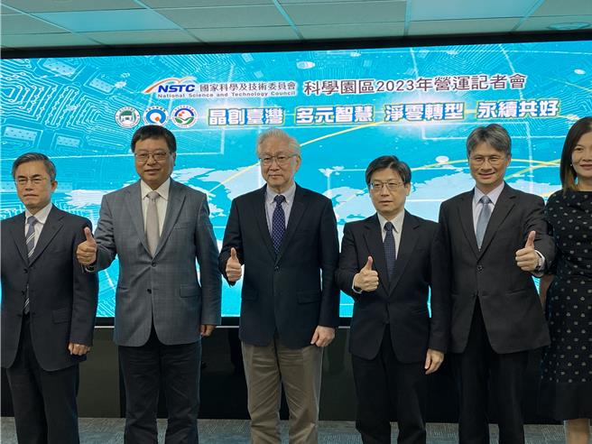 國科會主委吳政忠（左三）表示，今年科學園區營業額，成長的機會大。（林志成攝）