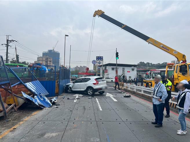警方排除事故现场。（中和警分局提供）