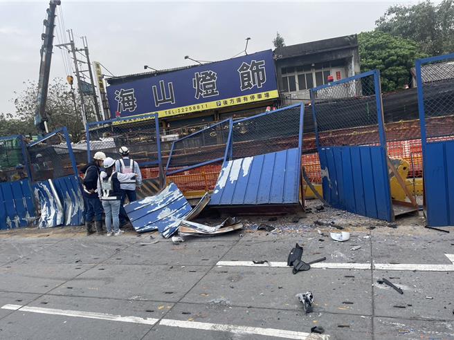 捷运工程纽泽西护栏及围栏由营造公司现场负责人通知维修人员修缮中。（中和警分局提供）