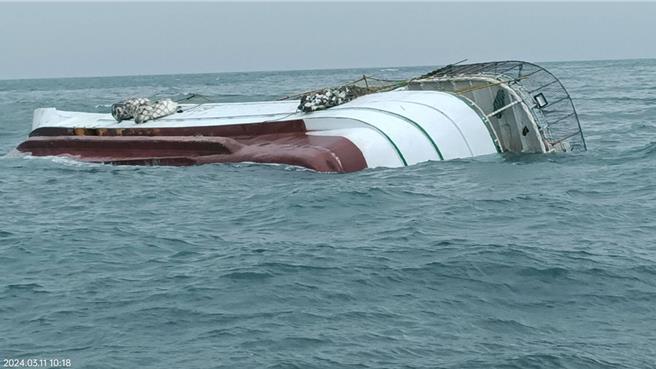 1艘高雄籍漁船在布袋西方6浬處船擱淺、側翻，船上4人落海，有2人爬到漁船上等待救援。（第13（布袋）海巡隊提供／呂妍庭嘉義傳真）