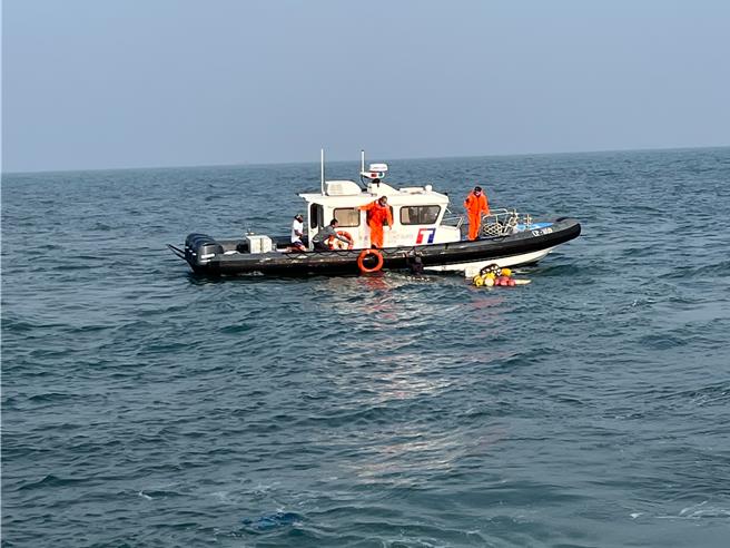 1艘高雄籍漁船在布袋西方6浬處船擱淺、側翻，落海漁民幸運攀附住保麗龍等浮具，在水裡載浮載沉。（第13（布袋）海巡隊提供／呂妍庭嘉義傳真）