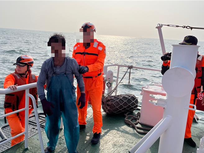 布袋海巡隊人員將4人救起，船長表示4人僅受驚嚇、未受傷，最後並未送醫。（第13（布袋）海巡隊提供／呂妍庭嘉義傳真）