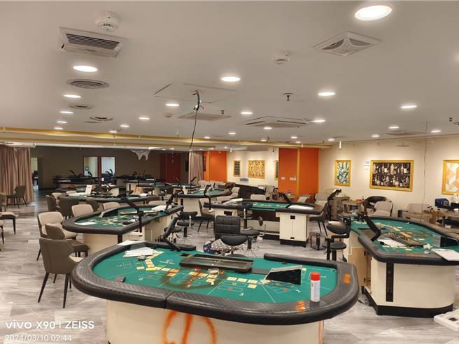 林姓男子承租新北市板桥区1间歇业餐厅，里面摆放15桌百家乐赌桌供赌客聚赌。（板桥警分局提供）