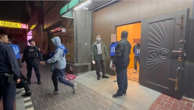 警方破门攻坚。（板桥警分局提供）