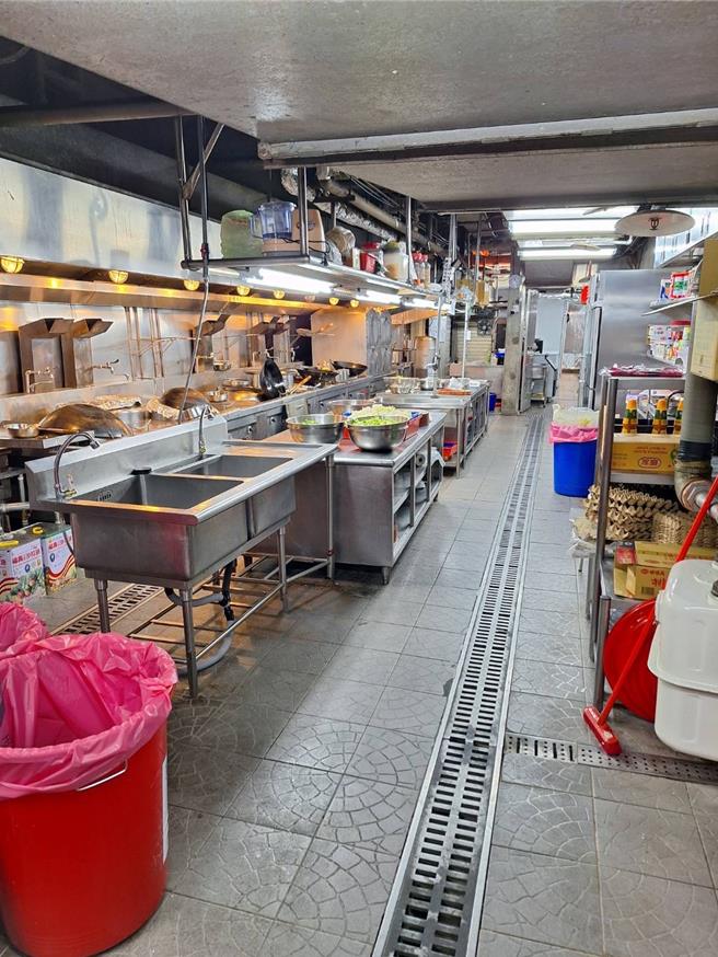 林姓男子承租新北市板桥区1间歇业餐厅，私下却经营百家乐赌场。（板桥警分局提供）