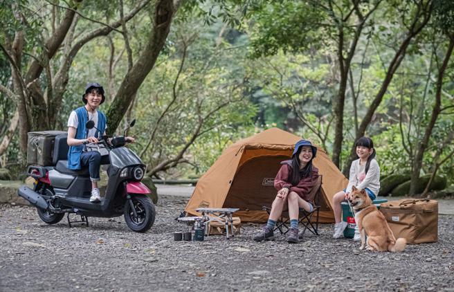 SYM 4MICA x Coleman合作推出限量特仕款，提供黑、紅限定車色。（SYM提供／陳大任台北傳真）