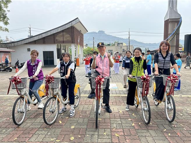 旗山农工校长潘致强（前中）11日肯定班联会学生通过自主规画和请愿，师生共同打造了旗农学子通学的最后一哩路。（旗山农工提供／林瑞益高雄传真）