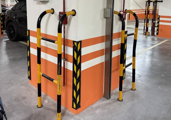 女子近日在地下室的樑柱子上看到兩階的小梯子，詢問真實用途。（圖／翻攝自爆廢1公社）