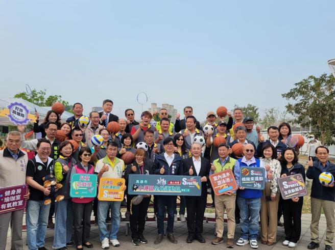 陈其迈与地方人士期许小港运动中心如期如质完工。（图／高雄市工务局）
