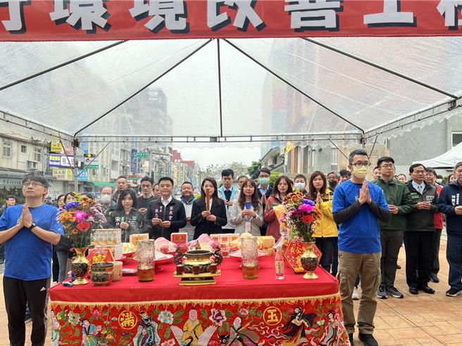 新竹市政府办理培英国中与新竹高中校园周边人行环境改善计画，11日于培英国中举行开工典礼。（陈育贤摄）