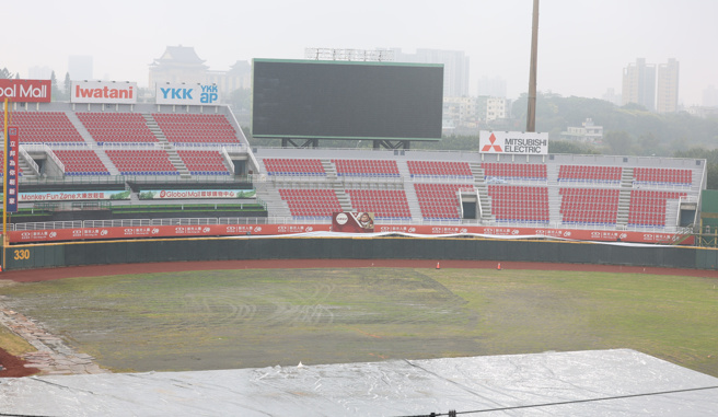 桃園棒球場外野座位全面翻新。（體育署提供）