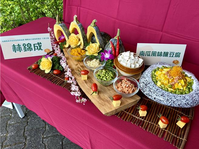 今「学校营养午餐厨艺精进记者会」，由宜兰县万德福食艺推展协会兰阳乌石港海景酒店行政主厨林锦成示范「南瓜风味酿豆腐」料理。（吴佩蓉摄）