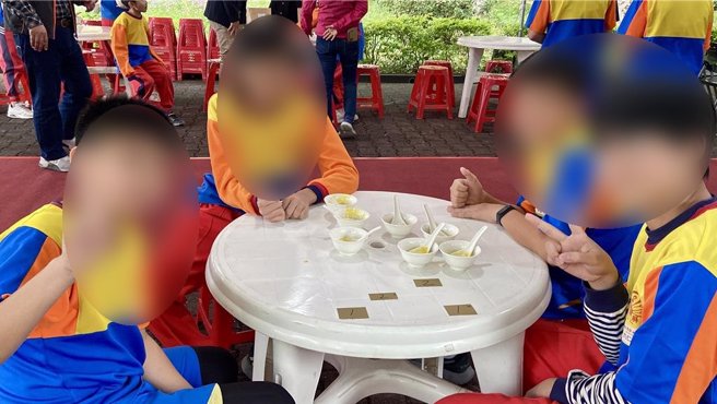 学童们品尝后感到非常惊艷，能多扒几碗饭。（吴佩蓉摄）