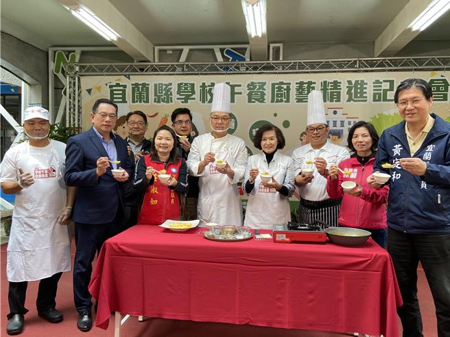 今「学校营养午餐厨艺精进记者会」，由宜兰县万德福食艺推展协会兰阳乌石港海景酒店行政主厨林锦成（右五）示范「南瓜风味酿豆腐」料理，宜兰县长林姿妙（右四）品尝后讚不绝口。（吴佩蓉摄）
