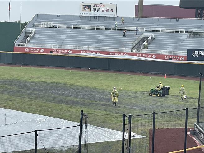 中华职棒新球季将于3月底展开，乐天桃园棒球场却因工程整修，几乎确定赶不上新球季开打。(吕筱蝉摄)