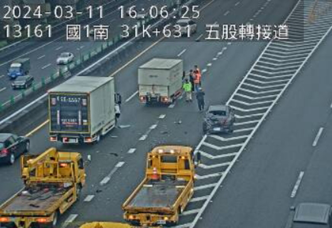 车祸现场三车连环撞，2辆货车跟宾士发生碰撞，详细车祸原因还待厘清。（翻摄国道1968）