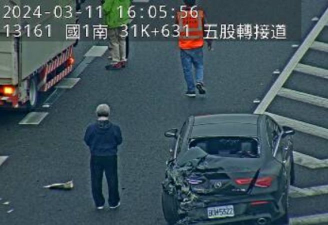 车祸现场三车连环撞，2辆货车跟宾士发生碰撞，详细车祸原因还待厘清。（翻摄国道1968）
