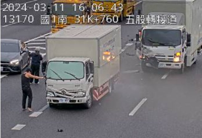 车祸现场三车连环撞，2辆货车跟宾士发生碰撞，详细车祸原因还待厘清。（翻摄国道1968）
