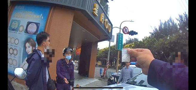 高雄一名48歲劉姓男子開車闖紅燈遭攔查，通緝犯身分曝光，副駕52歲陳男人在情急之下，竟將藏於身上之毒品亂丟至地上，二嫌也雙雙狼狽遭移送法辦。（翻攝畫面）