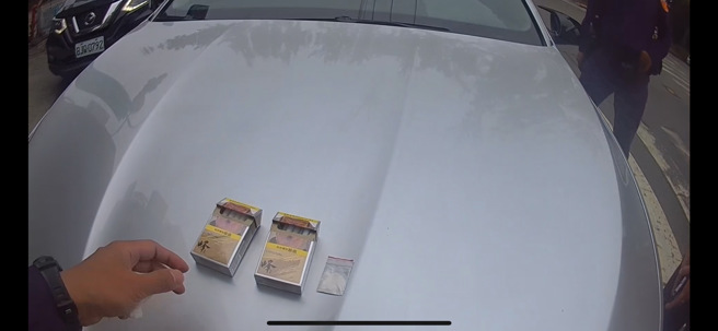 高雄一名48歲劉姓男子開車闖紅燈遭攔查，通緝犯身分曝光，副駕52歲陳男人在情急之下，竟將藏於身上之毒品亂丟至地上，二嫌也雙雙狼狽遭移送法辦。（翻攝畫面）