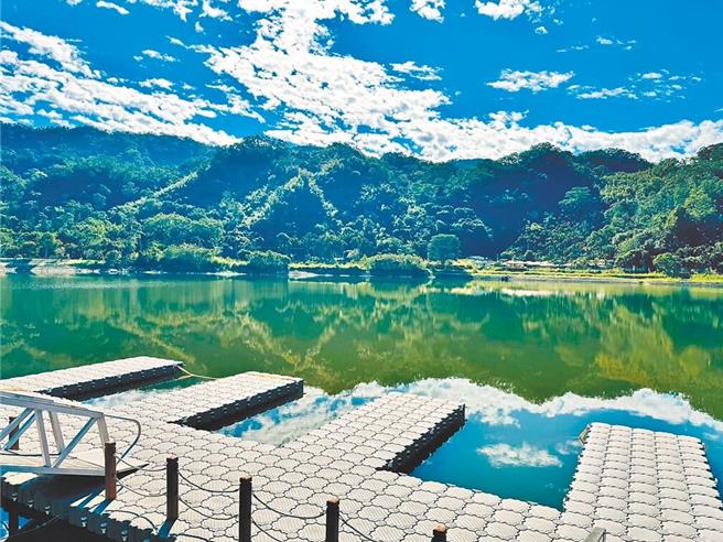 苗栗县推动明湖水岸游憩廊带亮点计画，其中「海棠岛水陆域设施建构工程」最近已完工，目前办理招商，预计最快下半年营运。（苗栗县政府提供／李京升苗栗传真）