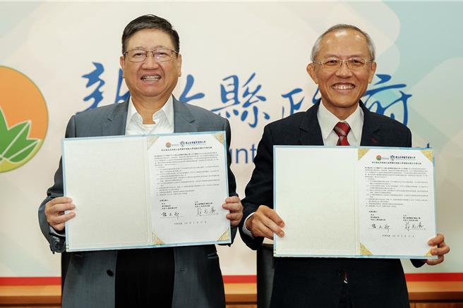 竹县长杨文科（左）与台湾体育运动大学校长许光麃（右），11日签订运动防护计画合作备忘录。（罗浚滨摄）