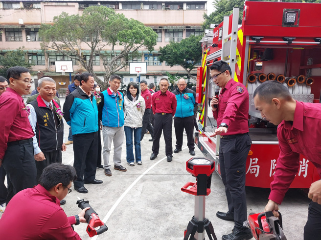 財團法人台北市朱厝崙福聚宮體認北市消防局致力於提升消防救災能力，捐贈小型水箱消防車 1 輛。（圖／消防局提供）