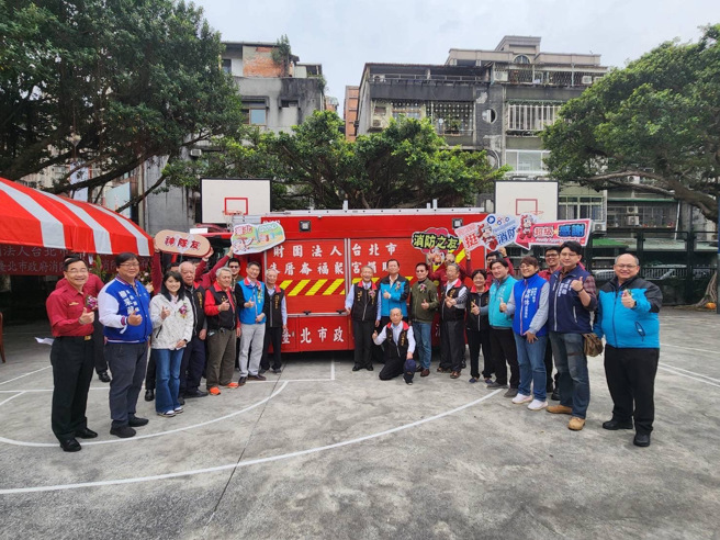 財團法人台北市朱厝崙福聚宮體認北市消防局致力於提升消防救災能力，捐贈小型水箱消防車 1 輛。（圖／消防局提供）