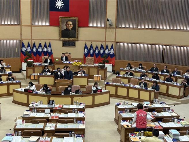 新北市交通局今（11）日在议会上证实，YouBike 2.0系统电动辅助自行车将在下半年逐步登场，预计购置2000辆以上。图为新北市议会。（刘玮晴摄）