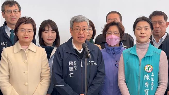 行政院長陳建仁（中）11日針對不在籍投票一事指出，需要好好審慎研議。（孫英哲攝）