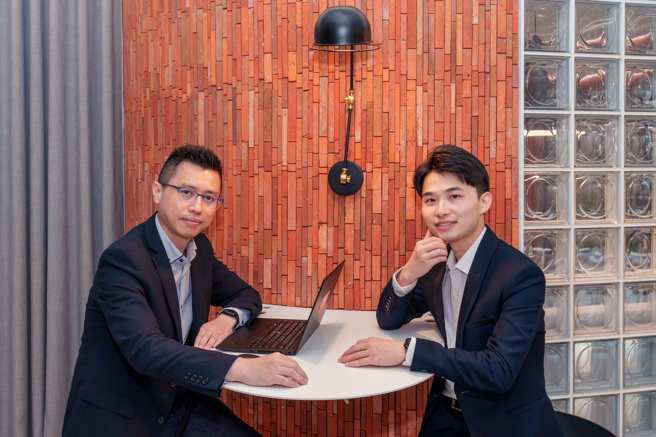 信义房屋第一届总公司经营管理储备干部MA宋建学(右)以跨界背景在部门主管带领下完成AI计画。(图/信义房屋 提供)