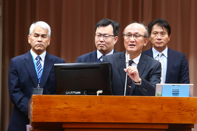 立法院教育及文化委员会11日邀请教育部常务次长林腾蛟（右二）、教育部体育署署长郑世忠（右三）、国家运动中心执行长黄启煌（左一）、国家运动训练中心执行长龚荣堂（右一）等人列席就「国家运动科学中心如何协助运动选手，提升参加国际竞赛成绩之具体作为」进行专题报告。（邓博仁摄）