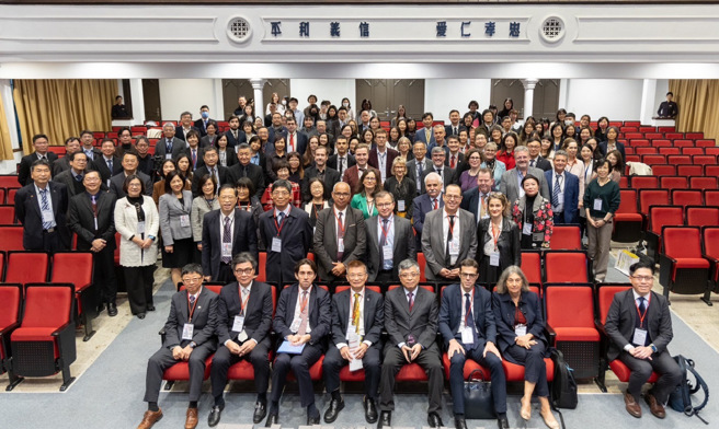 7所法国着名国立大学校长、副校长及国内大专校院校长、副校长及国际事务主管人员合影。(照片/教育局提供)