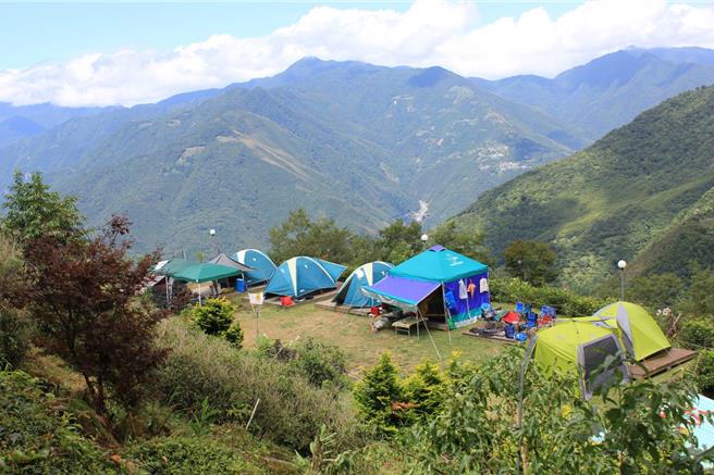 桃园市政府成立跨局处团队，积极协助既有农牧用地露营场合法化，共同研拟简化审查程序、现地勘查辅导及联合会审等，期盼协助更多露营区纳入合法管理。（桃市观旅局提供／吕筱蝉桃园传真）