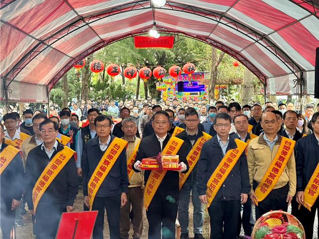 云林县麦寮乡六轻工业区为融入在地信仰文化，在工业区内兴建「福德宫」土地公庙，11日举行土地公圣诞团拜，并依传统请来布袋戏、国乐团为土地公祝寿，祈求平安顺利。（六轻工业区提供／张朝欣云林传真）