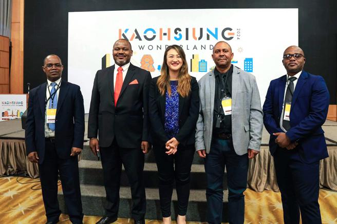 高闵琳（中）欢迎姆巴巴内市访高团。（图/高雄市观光局提供）