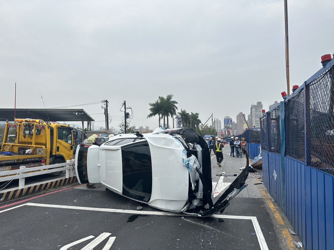 今（11）日上午10时许，30岁陈姓女子驾驶休旅车，自撞捷运万大线施工护栏后翻覆横躺路中。（图／警方提供）