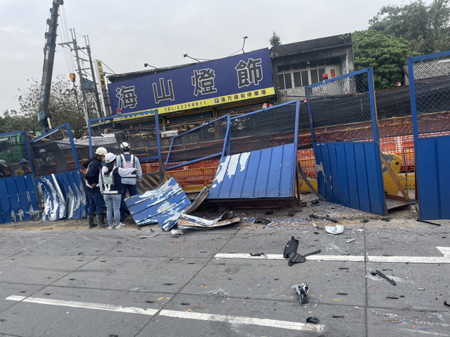 今（11）日上午10时许，30岁陈姓女子驾驶休旅车，自撞捷运万大线施工护栏后翻覆横躺路中。（图／警方提供）