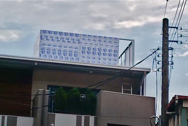 埔里镇慈恩社区一处民宅顶楼设基地台，外观加盖掩饰，居民找屋主协调，却遭屋主讥讽没常识。（民眾提供／杨静茹南投传真）