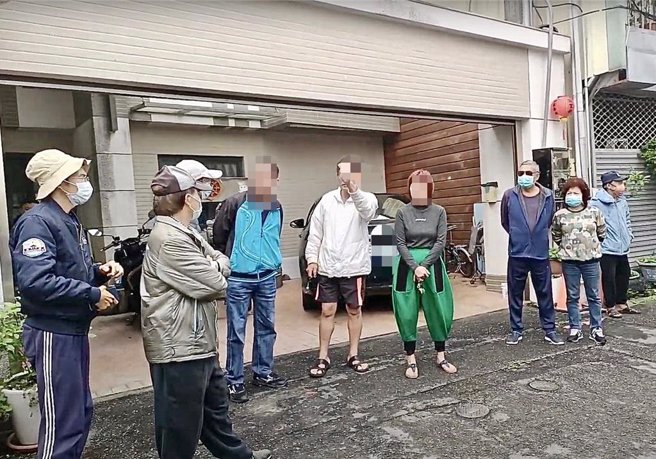 埔里镇慈恩社区居民希望屋主不要在顶楼设手机基地台，屋主指基地台电磁波影响健康是没知识、没常识，瞬间惹怒邻居。（民眾提供／杨静茹南投传真）