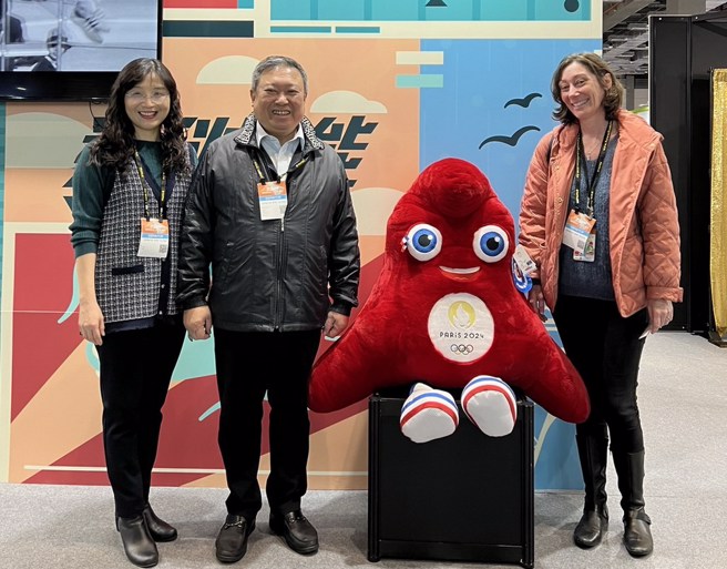 中华奥会主席林鸿道(左二)与巴黎奥运吉祥物「弗里吉」合照，左一是台湾师大休旅所教授陈美燕。(台湾师大提供)